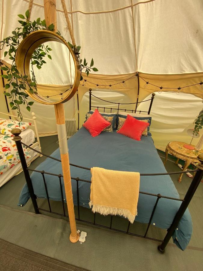 Hotel Secret Garden Glamping à Lymington Extérieur photo
